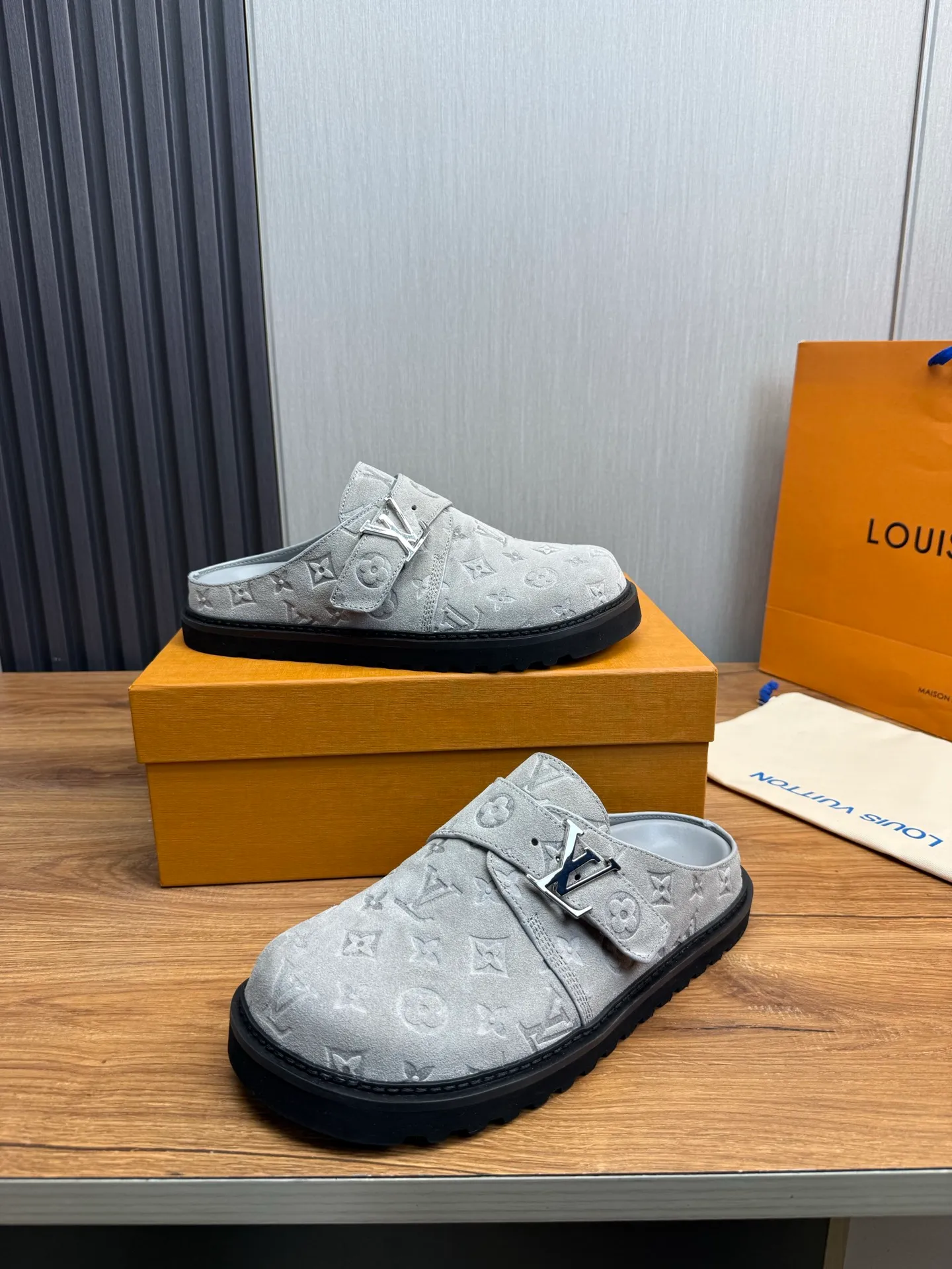 Men's men's shoes 460💰 Lv. Popular couple slippers hot sale🩷💚 🩴Official website one to one production 35-45 sizes 45 46 🉑️Customized!